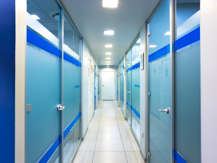 Corridoio delle sale operative — ambienti moderni e ordinati