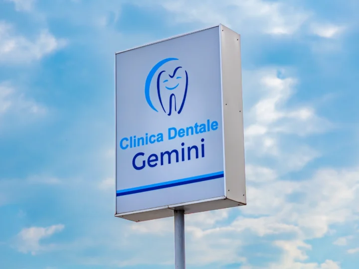 Insegna esterna della Clinica Dentale Gemini — Brescia