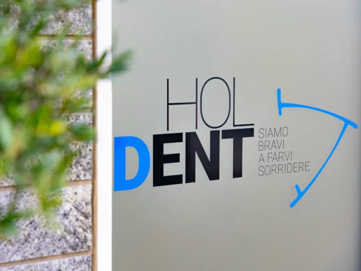 Insegna esterna con il logo HolDent