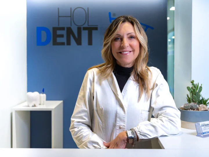 Accoglienza al banco reception HolDent — il sorriso di chi ti riceve