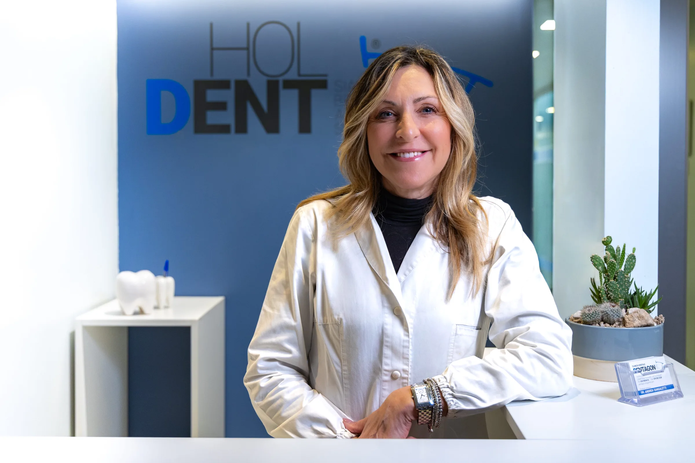 Accoglienza al banco reception HolDent — il sorriso di chi ti riceve
