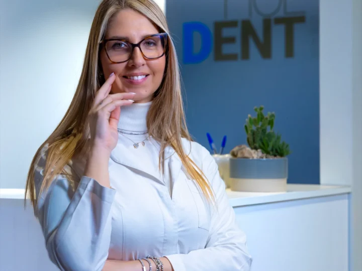 Professionista del team alla reception — accoglienza HolDent