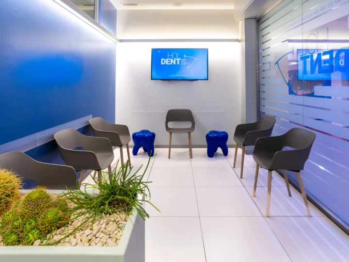 Sedute della sala d'attesa con sgabelli a forma di dente — ambiente accogliente
