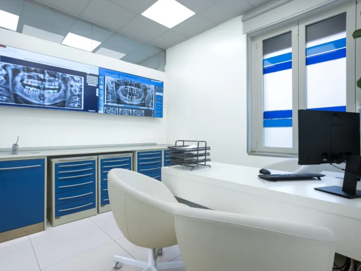 Sala diagnosi con monitor per radiografie — flusso digitale