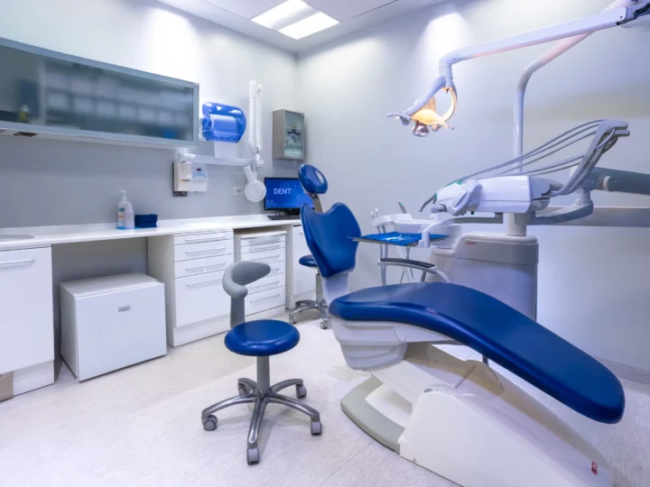 Sala operativa con riunito odontoiatrico — Clinica HolDent