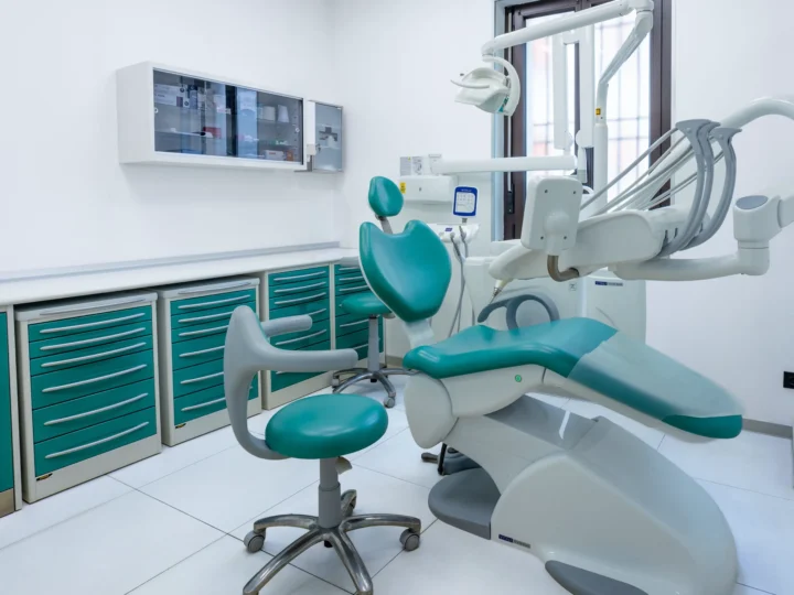 Sala operativa con riunito odontoiatrico — Clinica HolDent