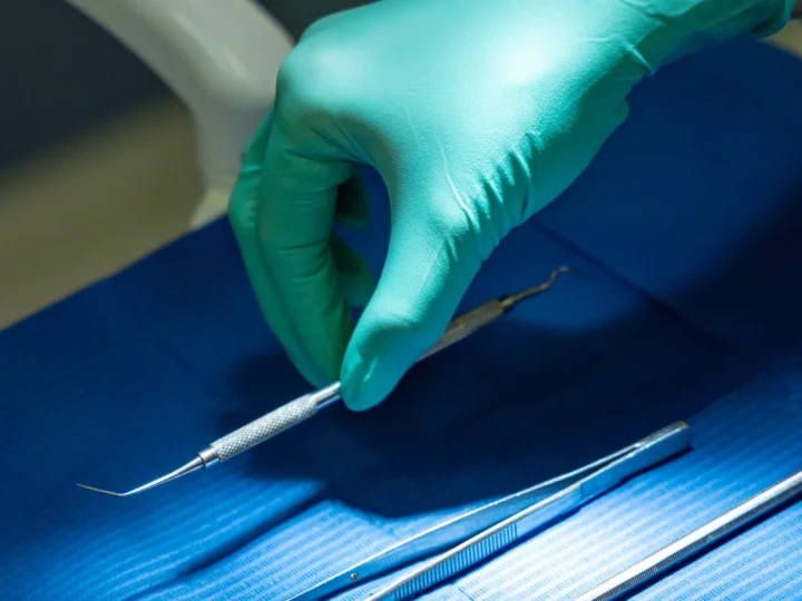 Strumenti odontoiatrici sterili su telo chirurgico — protocollo di igiene