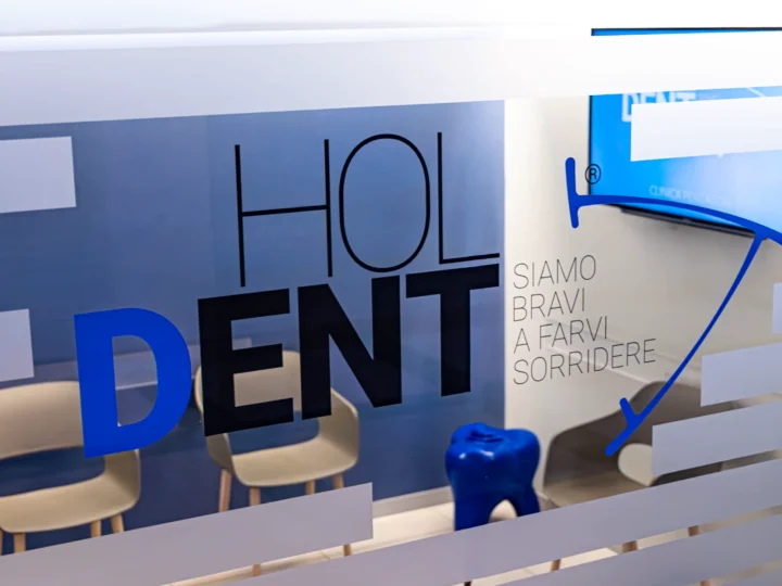 Vetrofania con il logo HolDent — Siamo bravi a farvi sorridere